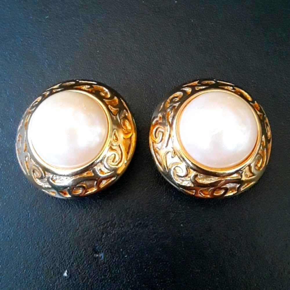 Vintage JF Pearl Clip On Earrings